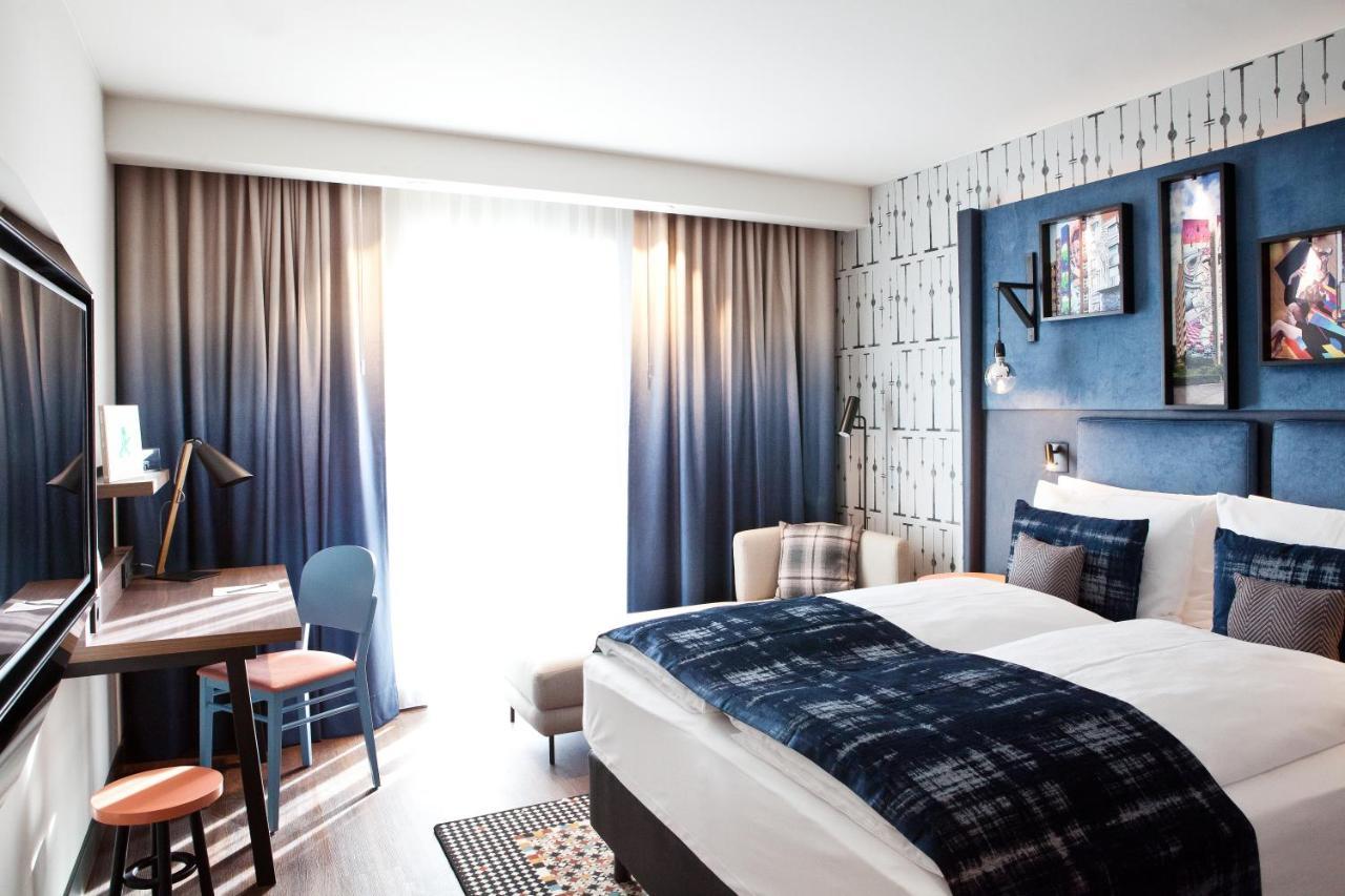 Standard Zimmer mit Queensize-Bett und Blick auf die Galerie – East Side