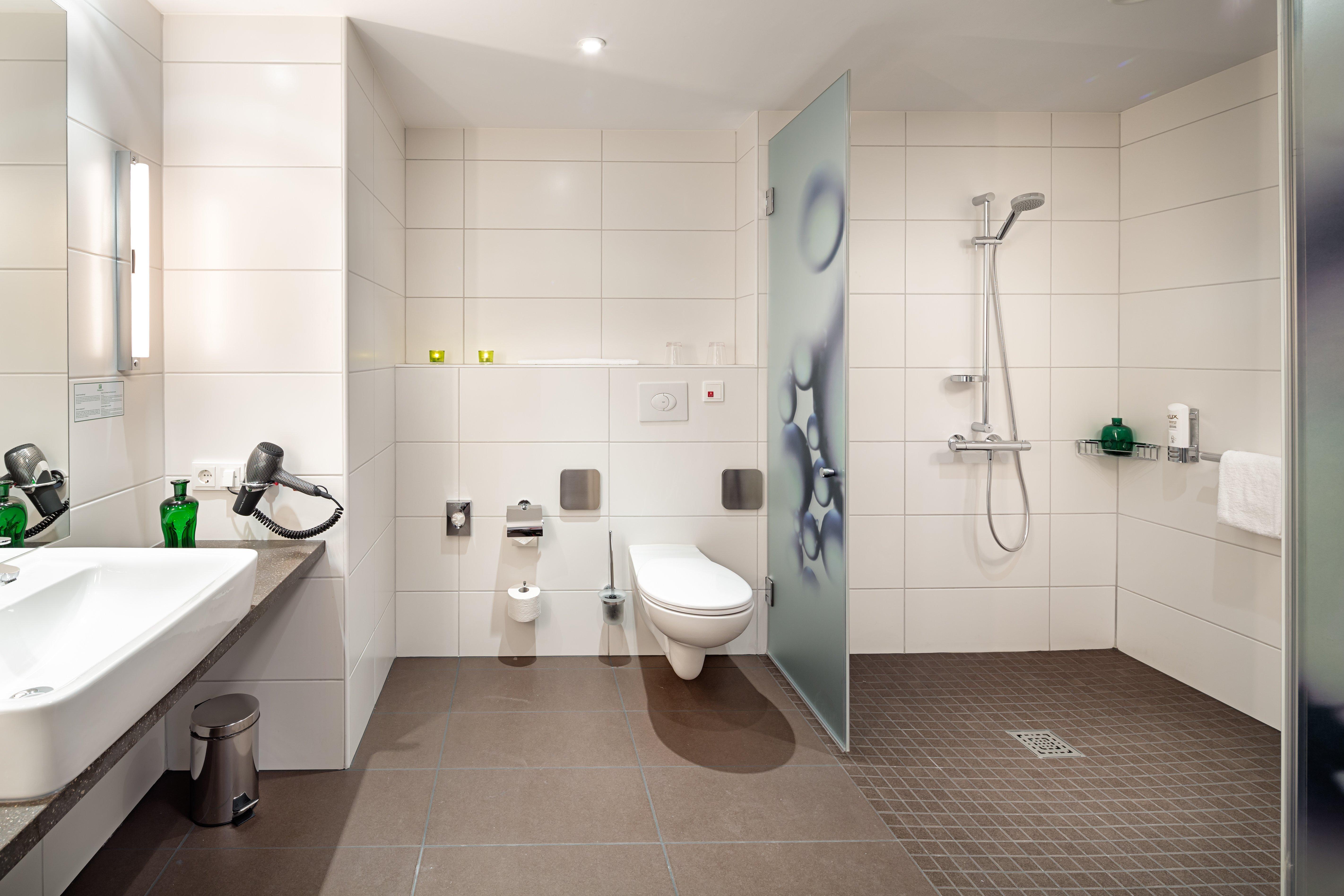 Premium Zimmer mit Kingsize-Bett und Blick auf den Innenhof