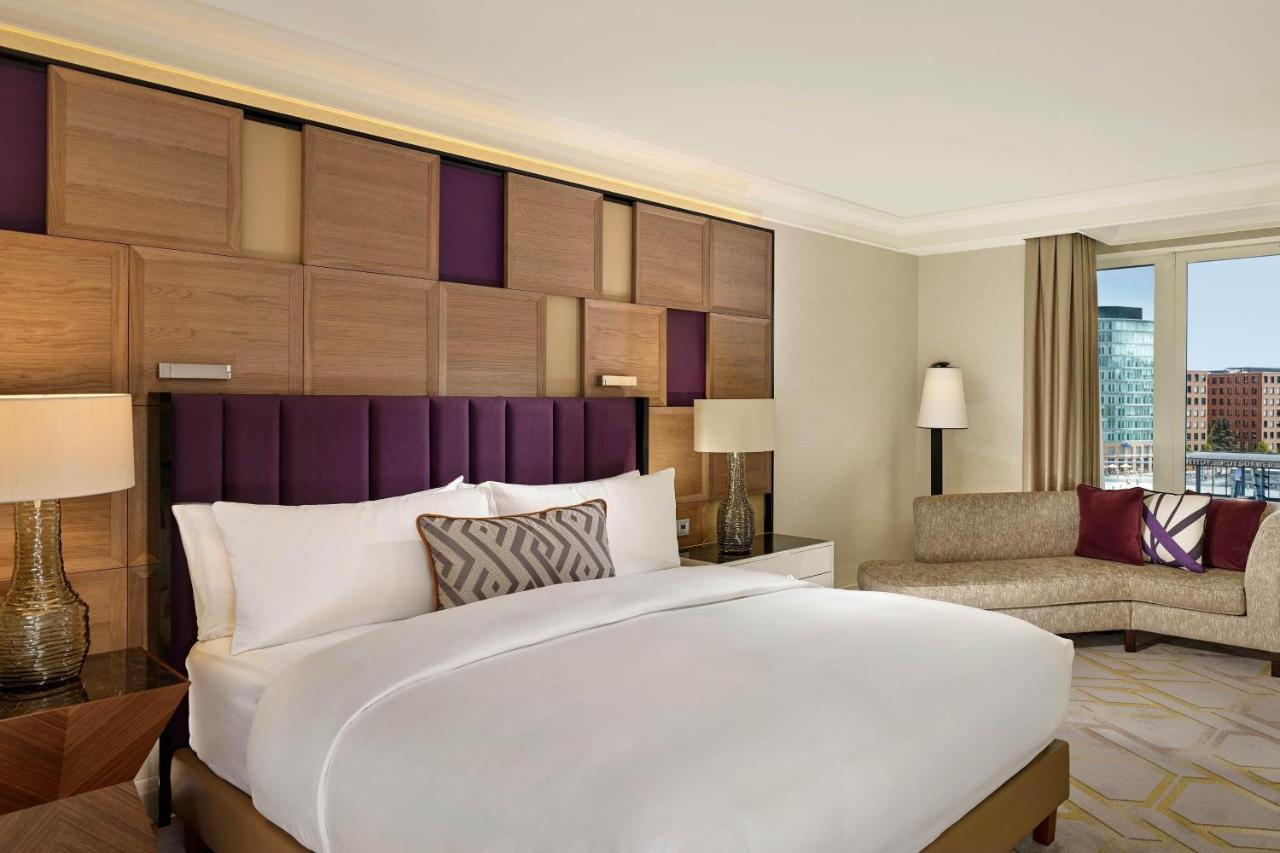 Deluxe Zimmer mit Kingsize-Bett und Stadtblick