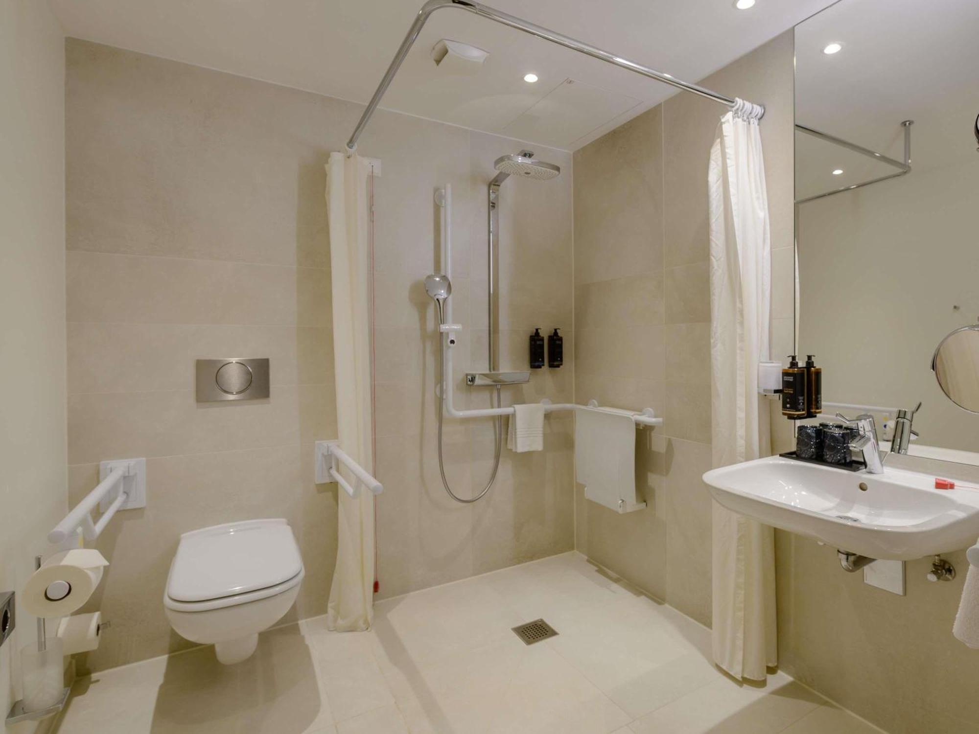 Standard Zimmer mit Queensize-Bett und barrierefreiem Bad
