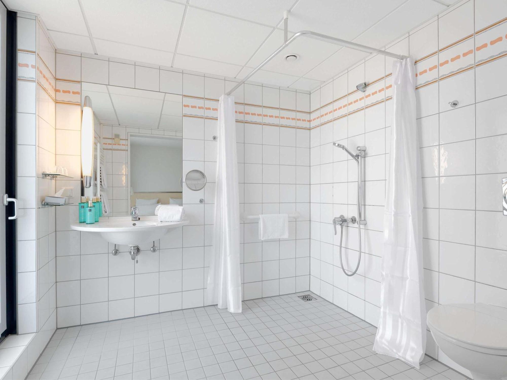 Standard Queen Room Accessible