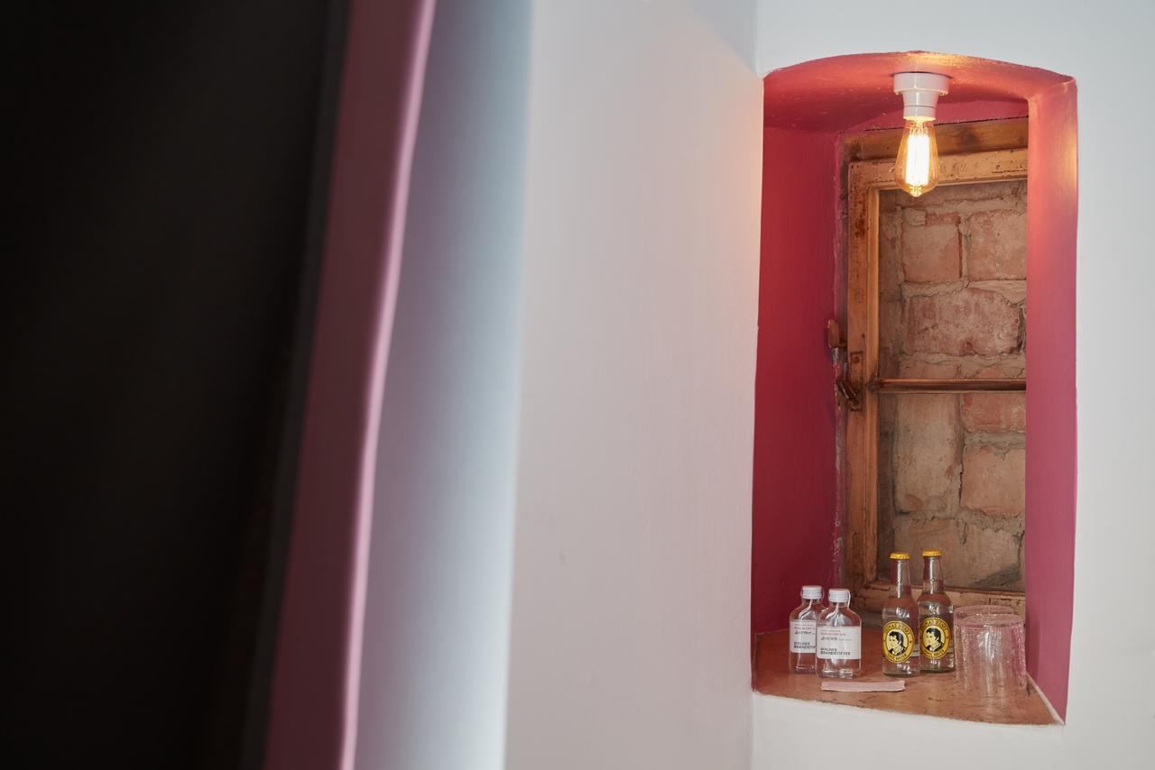 Studio Budget private external Bathroom,1381823189:JPEG